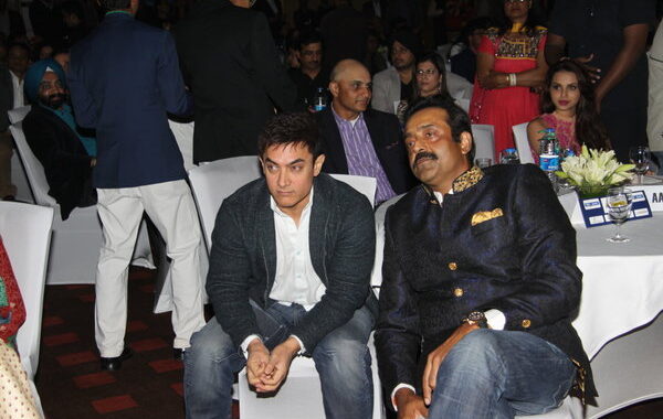 AamirKhanwithAmitLuthrawatchingtheGolfFoundationAV