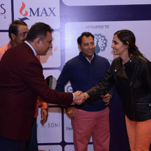 Boman-Irani-felicitating-RajniSethi-along-with-TGF-team_400_450