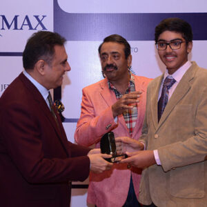 Junior-golfer-Harshjeet-Singh-being-felicitated-by-Boman-Irani-for-outstanding-golf_400_450